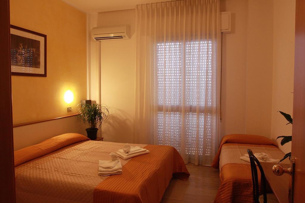 Hotel Arabesco Римини Стая снимка
