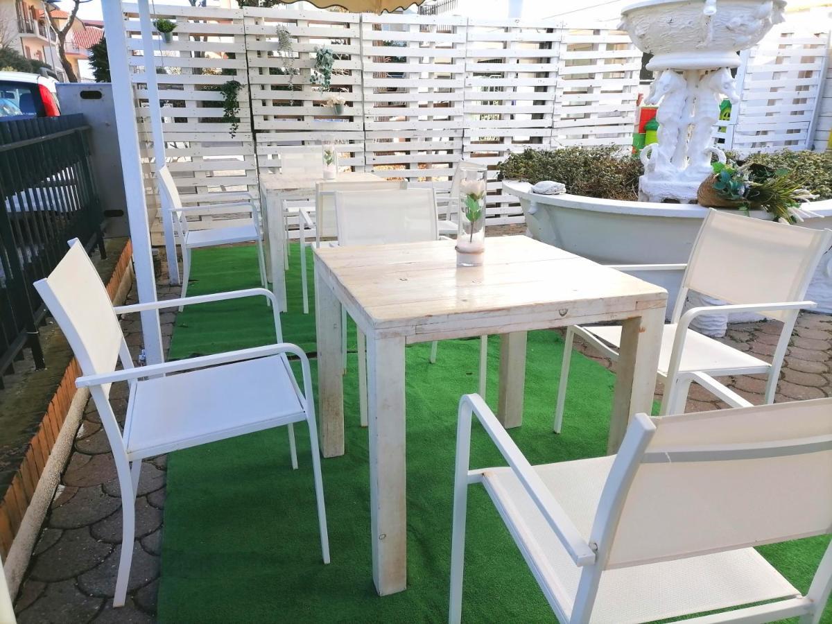 Hotel Arabesco Римини Екстериор снимка