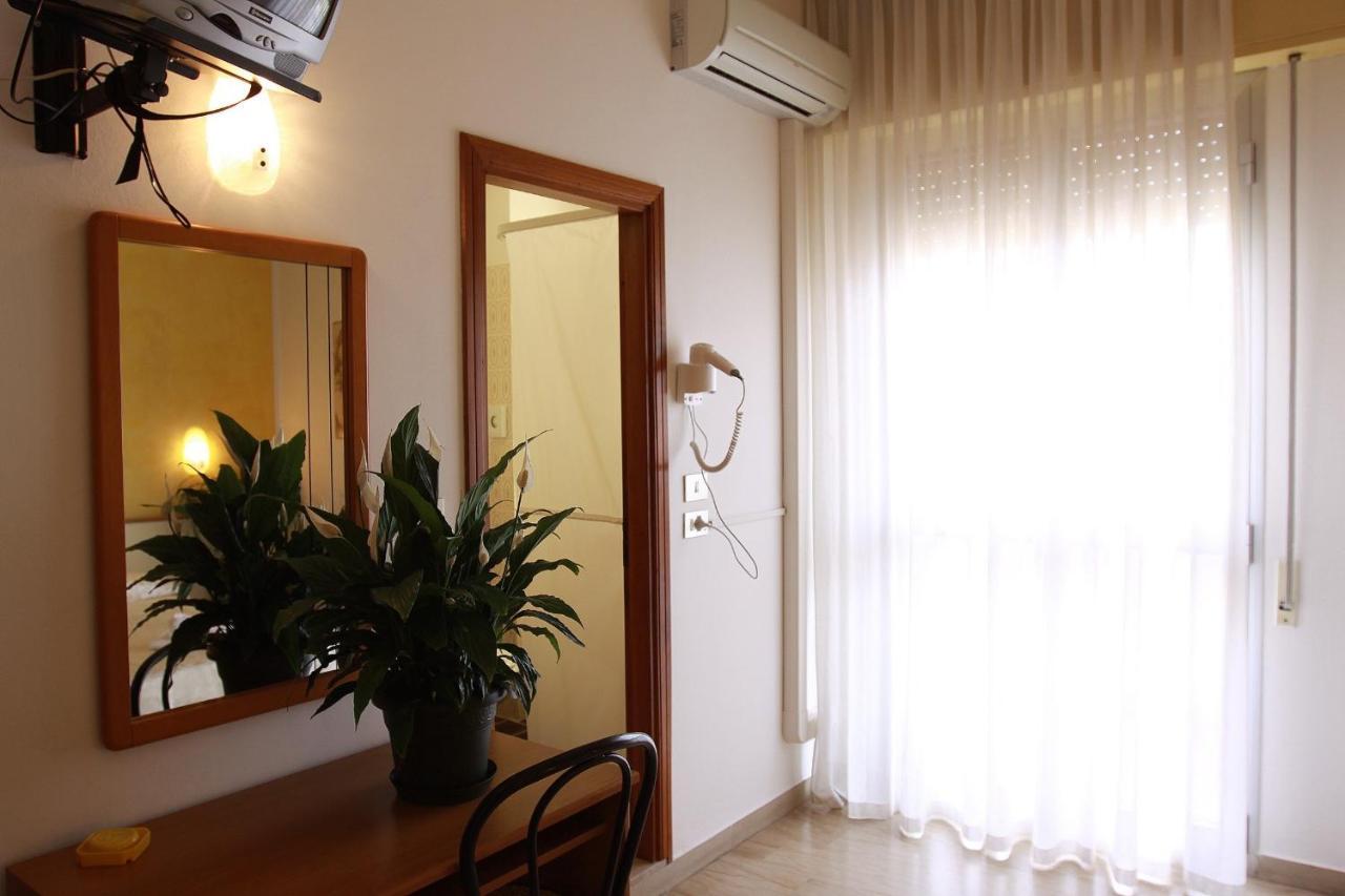 Hotel Arabesco Римини Стая снимка