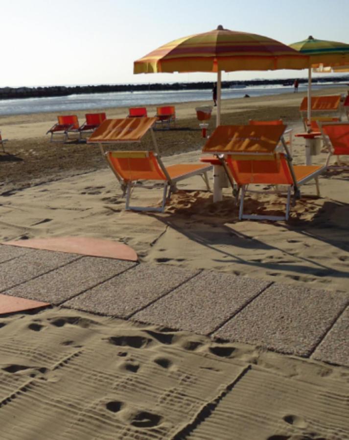 Hotel Arabesco Римини Екстериор снимка
