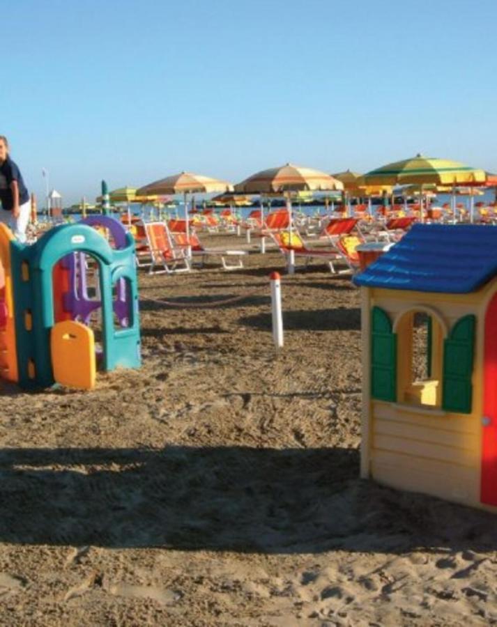 Hotel Arabesco Римини Екстериор снимка