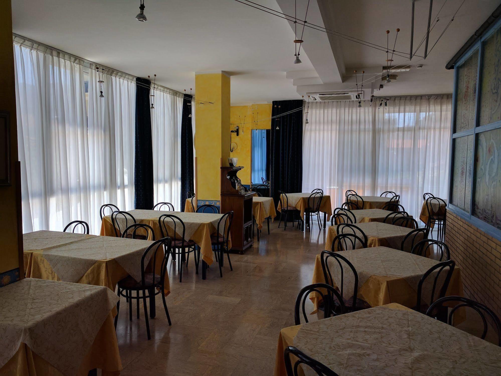 Hotel Arabesco Римини Екстериор снимка
